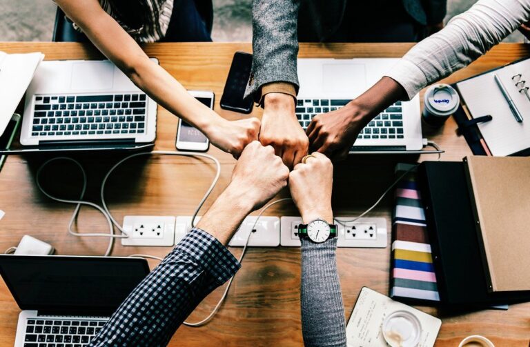 Équipe soudée en réunion, illustrant la gestion des ressources humaines en PME pour le BTS GPME