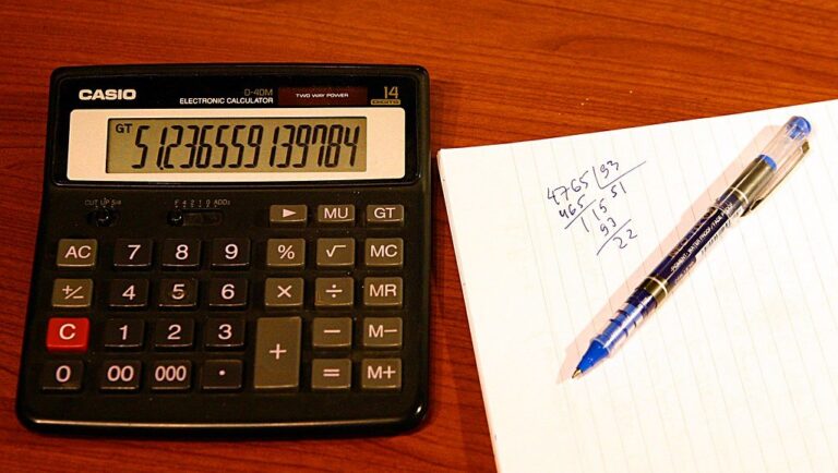 Calculatrice et calculs manuscrits illustrant l'élaboration du bilan et du compte de résultat en BTS