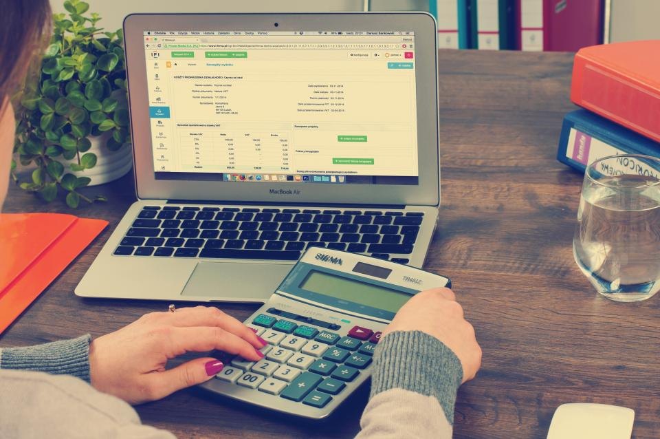Calculatrice et tableau de bord chiffré, symbole des indicateurs de gestion en BTS