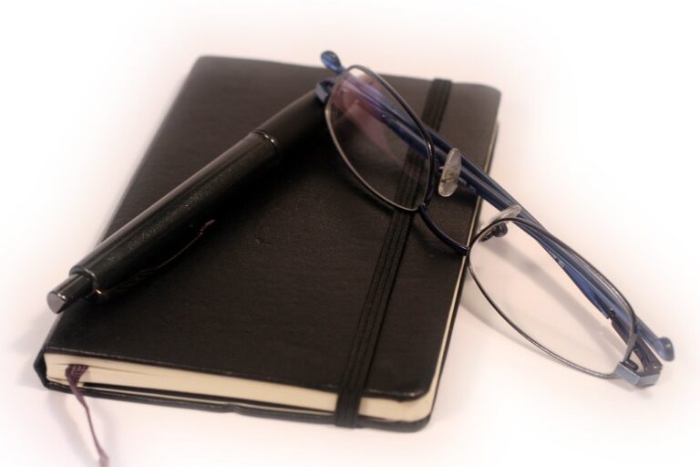 Carnet, stylo et lunettes évoquant l'apprentissage des tournures professionnelles en anglais BTS
