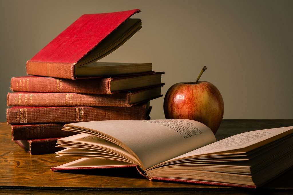 Pile de livres et pomme, symbole des fiches de révision par matière pour réussir le BTS