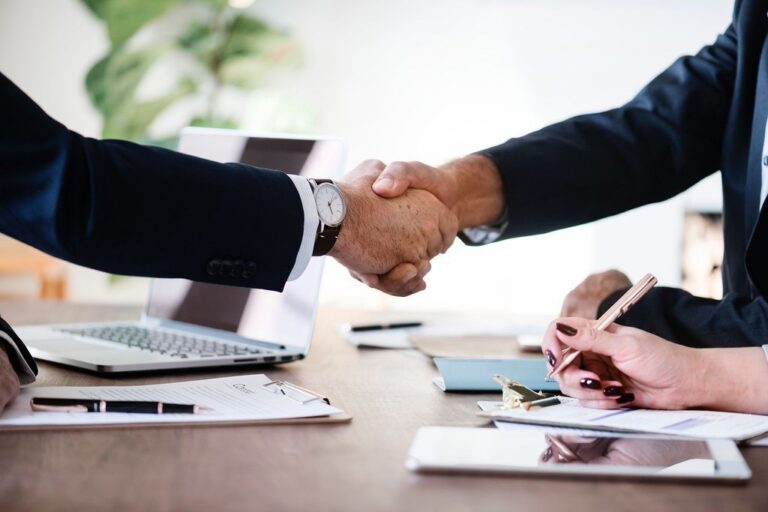 Poignée de main professionnelle scellant un accord, symbole du contrat de travail en droit BTS