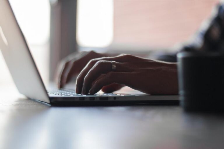 Rédaction d'un email professionnel sur ordinateur portable, compétence clé en anglais BTS